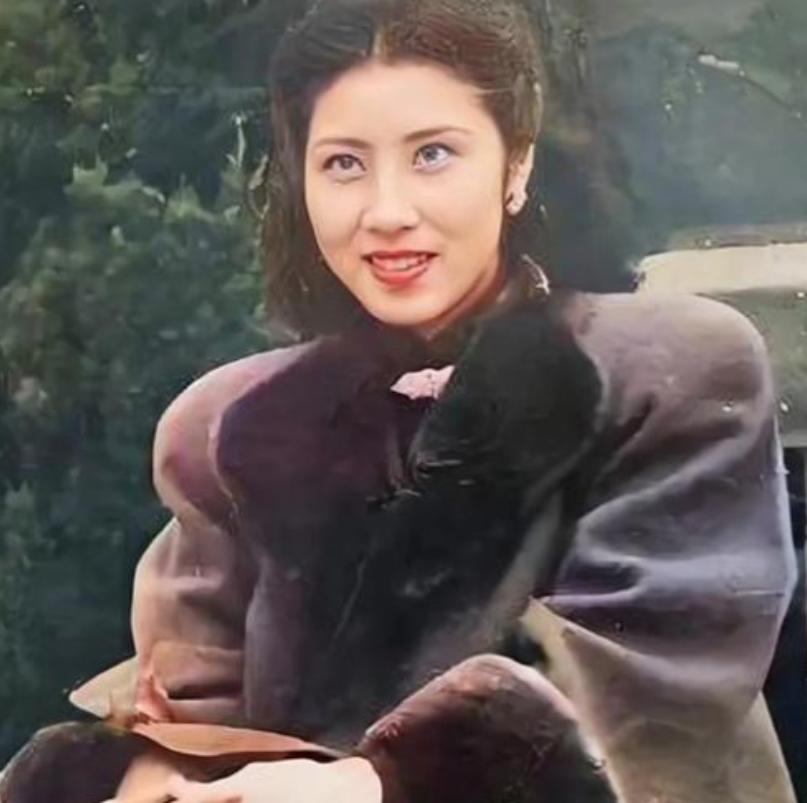 她19岁为张灵甫守寡，张灵甫死后蒋经国想趁虚而入，屡次三番骚扰，王玉龄无奈之下只