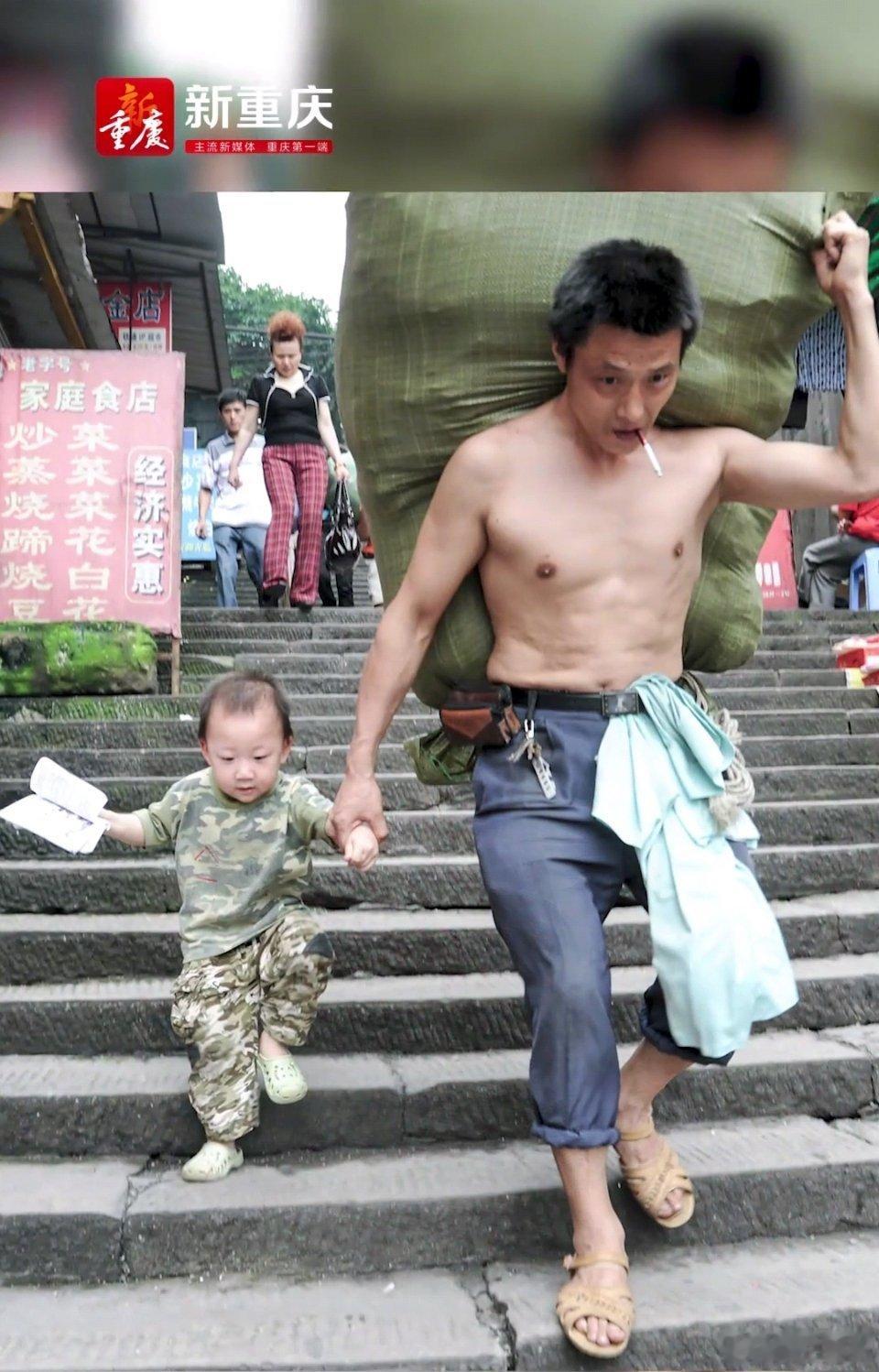 2010年，一张父亲肩扛货物、手牵幼子的照片火遍网络，图中的小孩今天已参加高考。