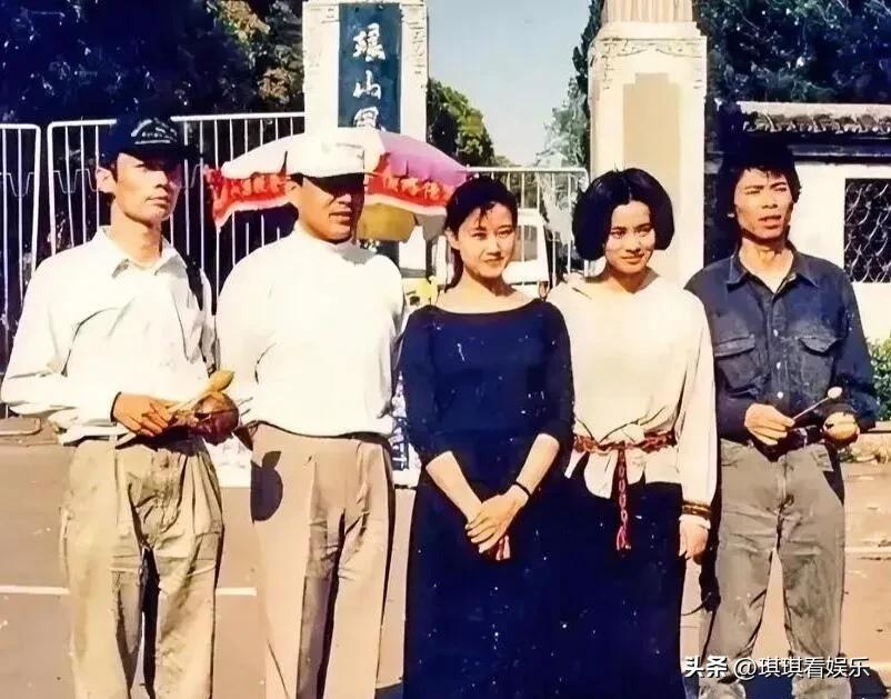 除了穿着黑色裙子站在 c位的不认识，其他四位都认识，都是影星和歌星。