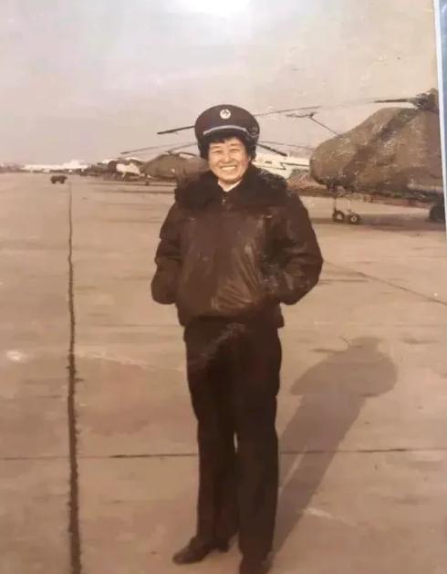 1964年，28岁女飞行员被秘密派往西北，上飞机前她被拉去拍照，旁边人见她笑得灿