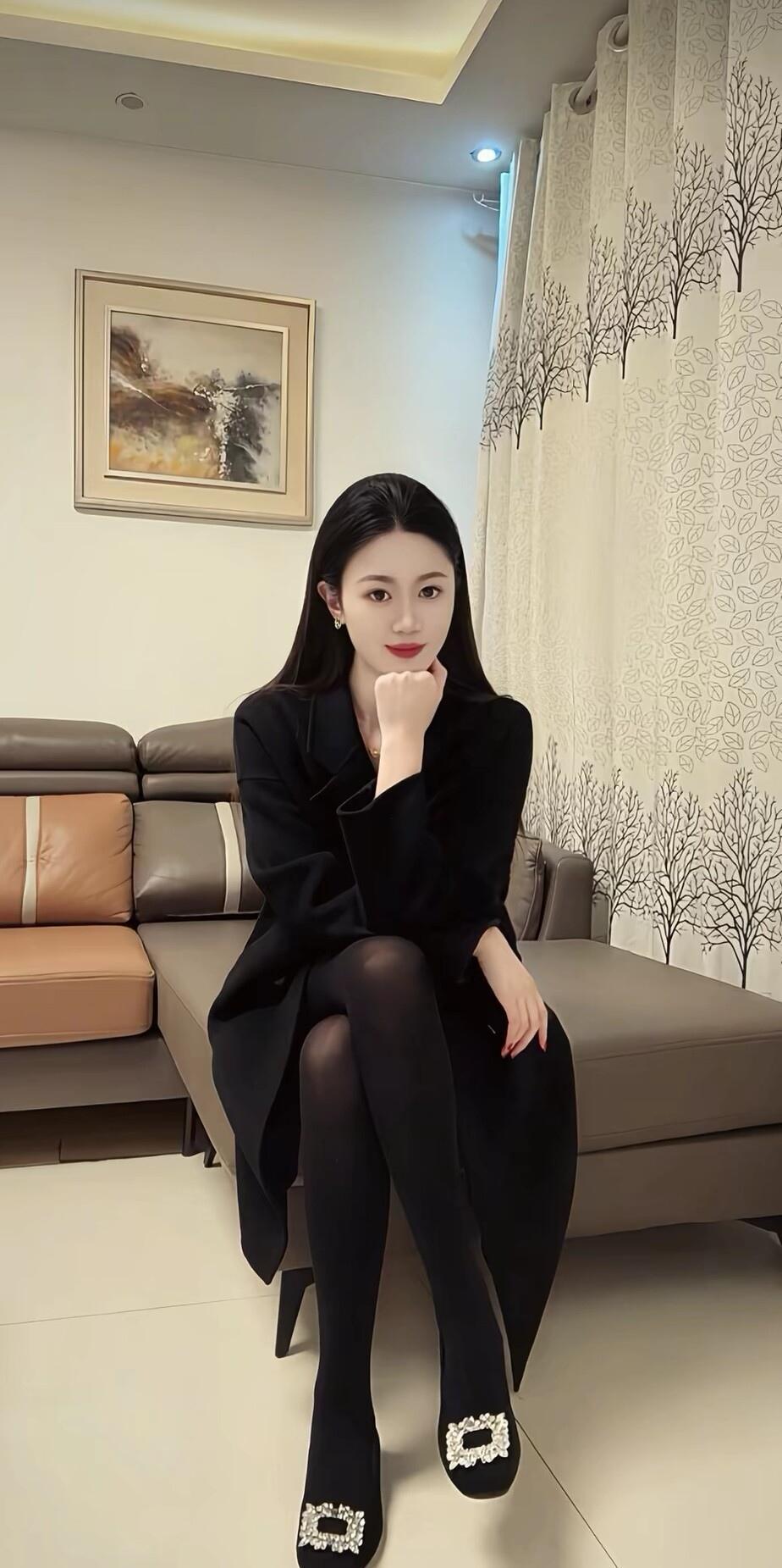 黑衣美人倚窗坐，思绪万千入画来。