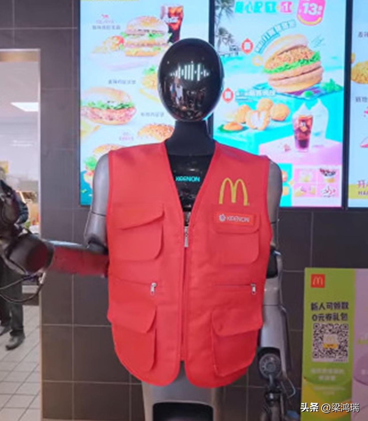 麦当劳正在中国一家门店测试机器人员工。

他们负责接待顾客和送餐，而烹饪工作仍然
