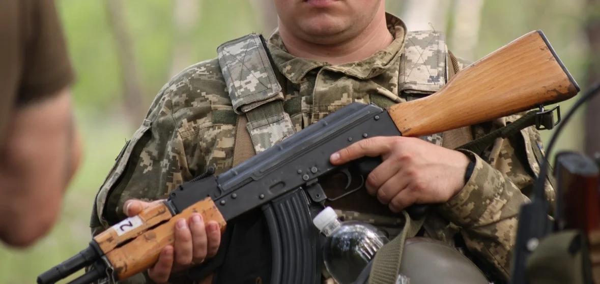 乌克兰士兵拿着新供应的匈牙利制造 AK-63 7.62 毫米突击步枪。