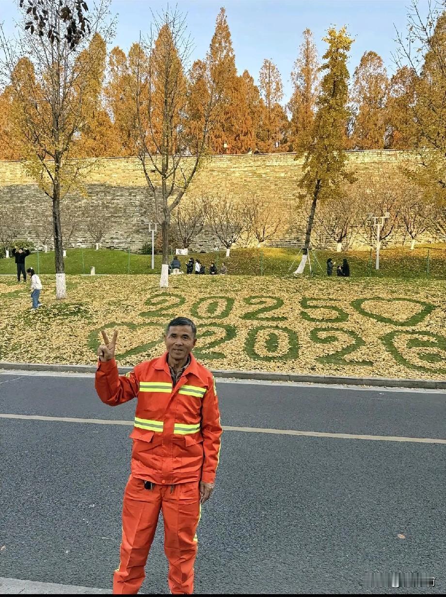 “太暖心了！”南京，一环卫大爷看见草地上掉落的银杏叶，觉得扫了太可惜，突然灵机一