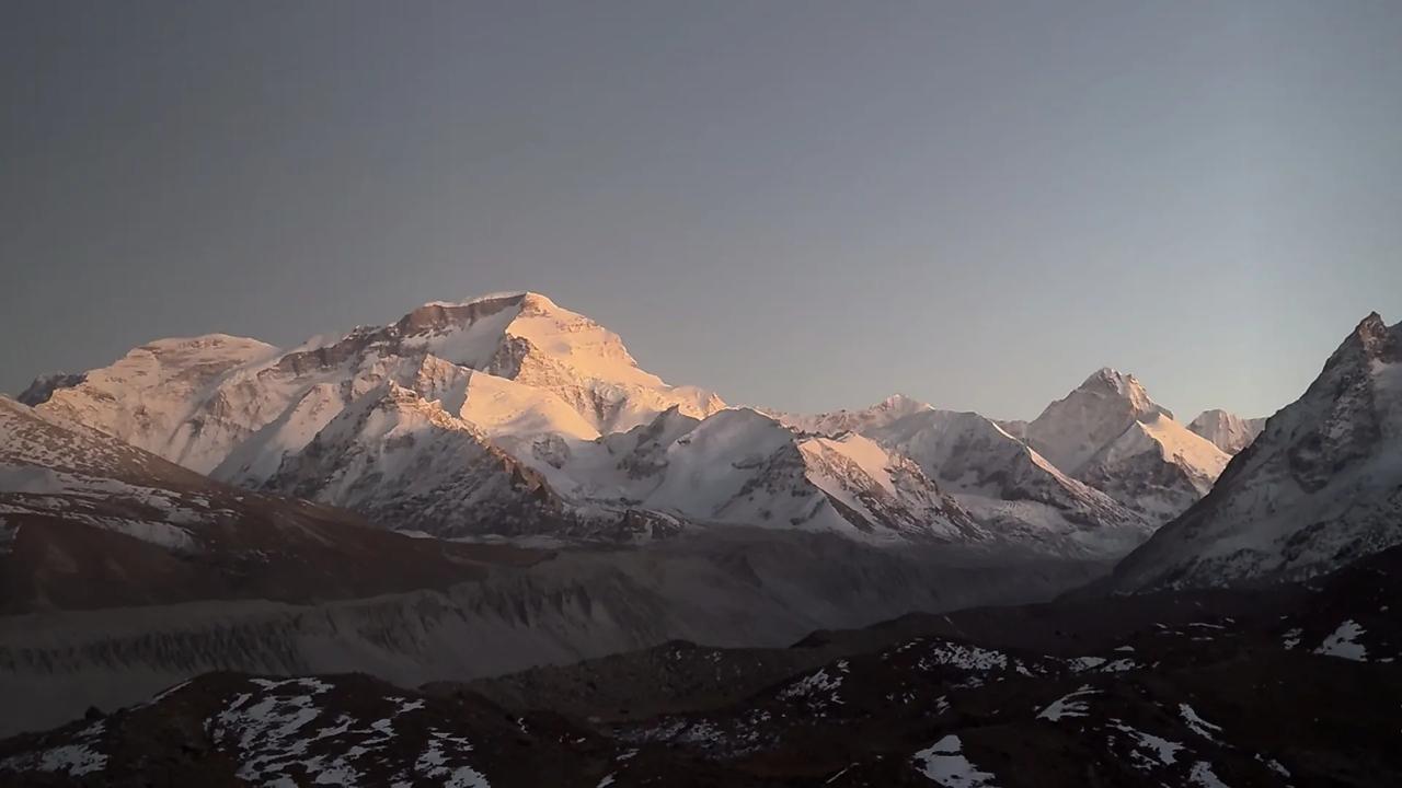 夏日生活打卡季冰镇西瓜第一口打卡：傍晚切开刚从冰箱取出的西瓜，红瓤裹着冰碴，第一