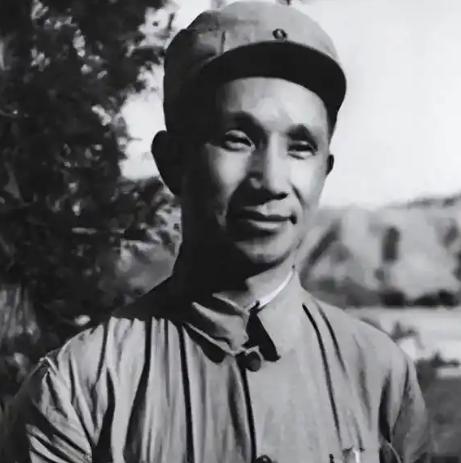 1977年，北京，粟裕刚刚吃完午饭，突然听到随员报告：“有个江西来的老同志叫陈兴