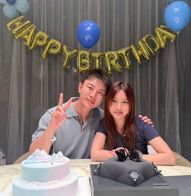 4月12日，贾乃亮42岁生日，小棉袄甜馨全程陪伴，贾乃亮的女儿贾云馨14岁了，快