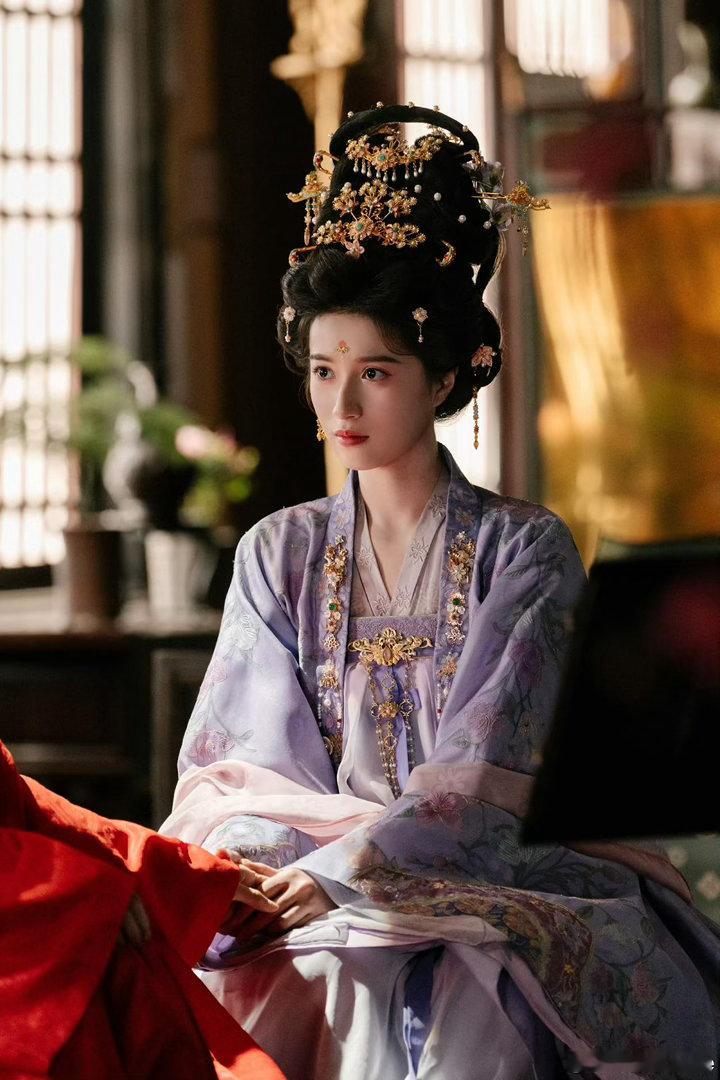 曝胡嘉欣纪燃恋情 单说作品冰湖重生里赫连凌确实演得好。胡嘉欣的哭戏有层次，不是那