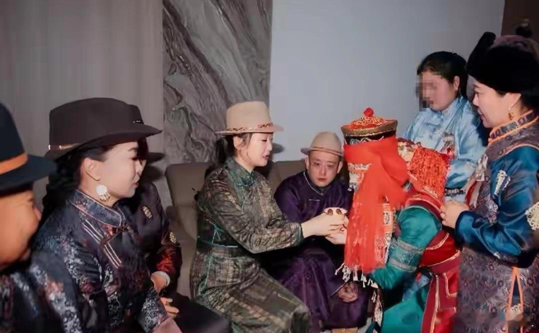 玲花带总裁老公回老家，俩人很有夫妻相，女儿露面一家三口很幸福11月25日，网上曝