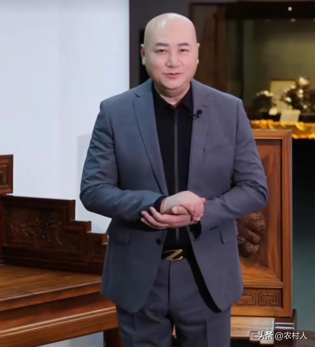 迟重瑞后面随便一套紫檀家具，就能随随便便在市中心买一套房子。可见紫檀家具的价值，