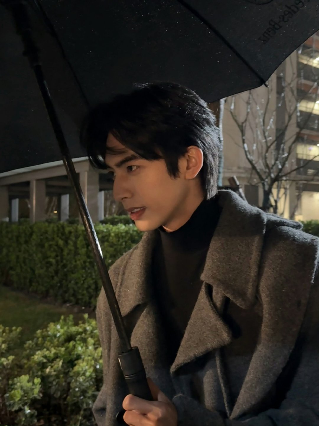 宋威龙认证自己的左脸很帅宋威龙认证自己左脸帅，这也太谦虚了！明明全脸无死角，五官