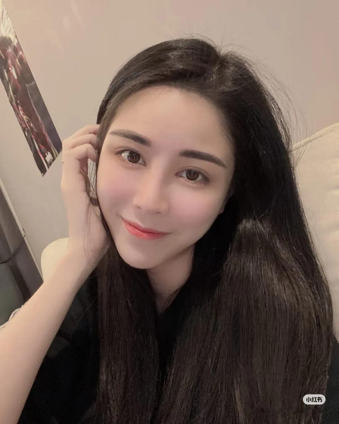 话说新加坡近几年就推出了许多样靓身材正，气质也相当不错的新晋博主，而Ada就是其