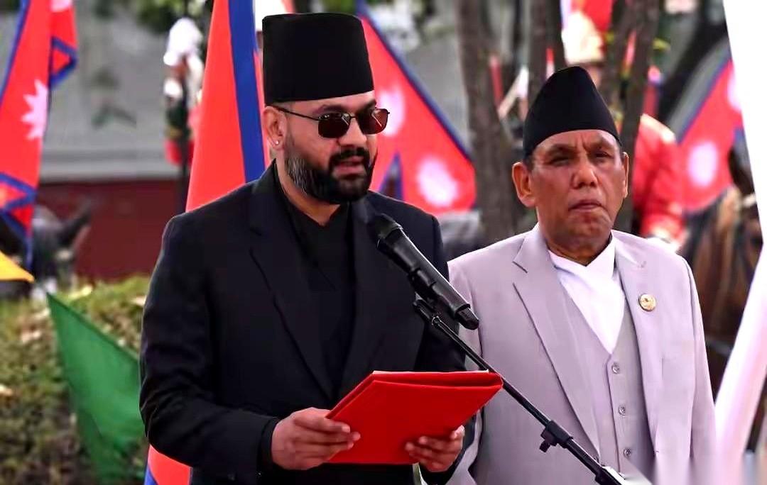 尼泊尔政坛这一下，真是天翻地覆。
新总理刚宣誓完，手上的誓词本估计都还是温的，转