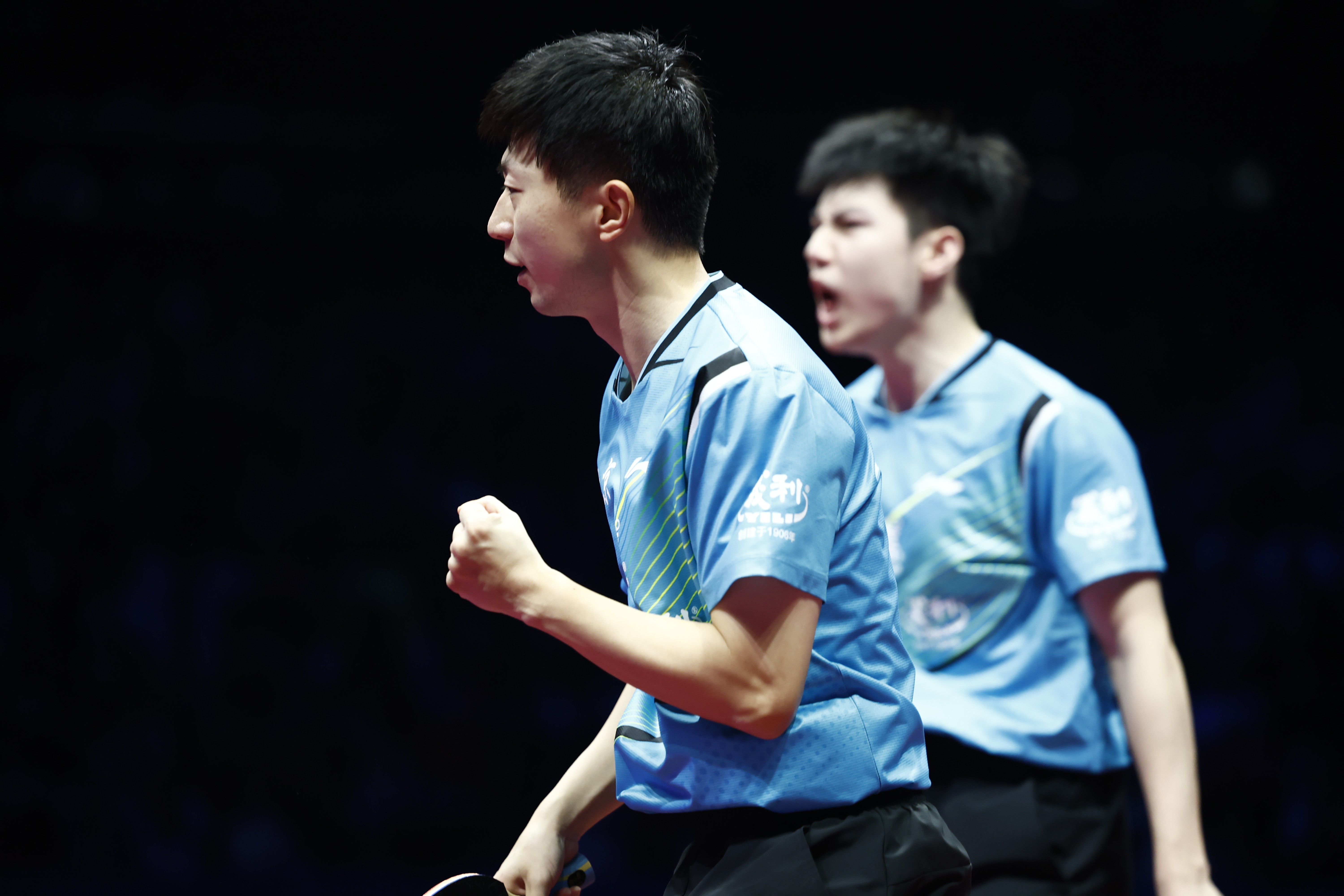 男双图存 蓝色队服和场馆真的很配 