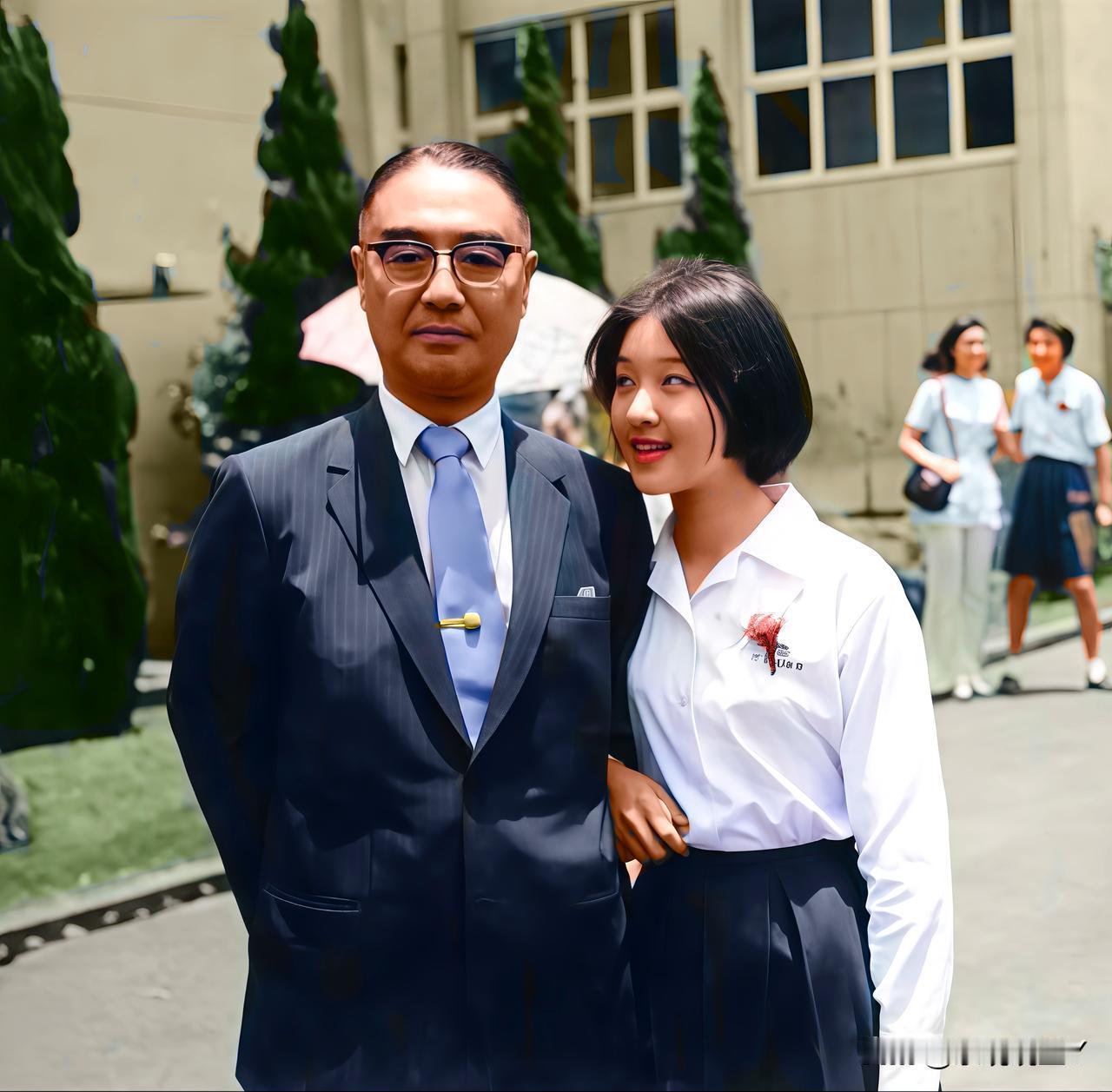 这是1970年胡因梦与她的父亲胡赓年在台北卫理女中留下的一张珍贵合影，此时的胡因