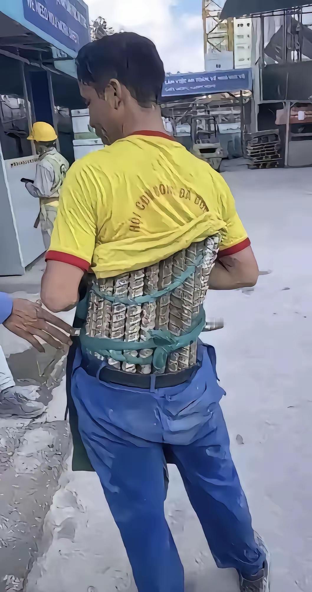 啥东西？你看这个小伙子腰上绑的啥东西？怎么看着像螺纹钢板呢？这个是干啥用的？
