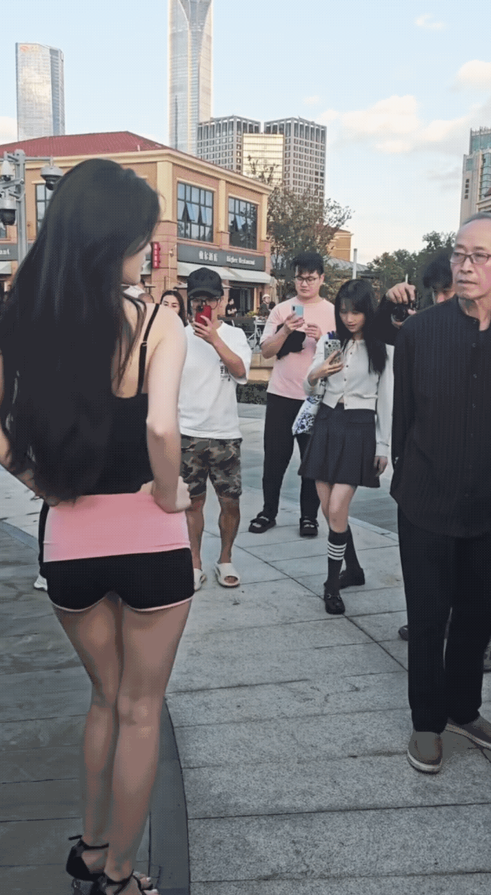 #秋日随拍#
姑娘：大爷麻烦你别看了，人家已经不好意思了。
大爷：我要是再年轻4