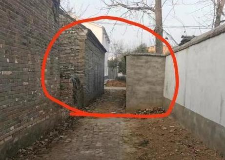 河南，一小伙在外打工3年，开车回家过年，可到了家门口，却发现门前5米宽大路，竟被