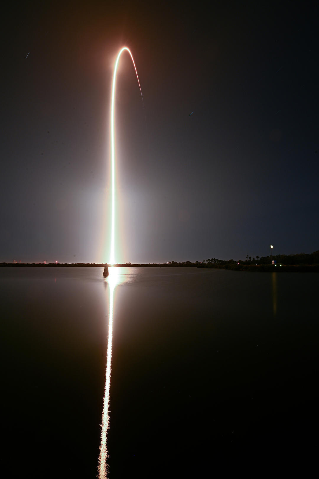 【#SpaceX申请发射最多100万颗卫星#！把AI数据中心搬太空？有专家质疑潜