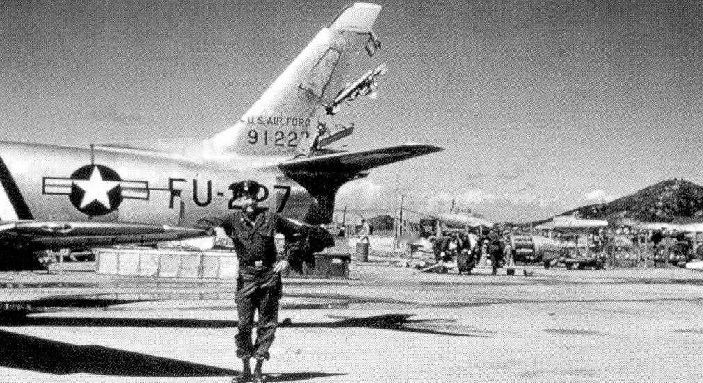 1951 年 4 月 18 日，贝尔纳・摩尔展示自己驾驶的 F-86A 战斗机，