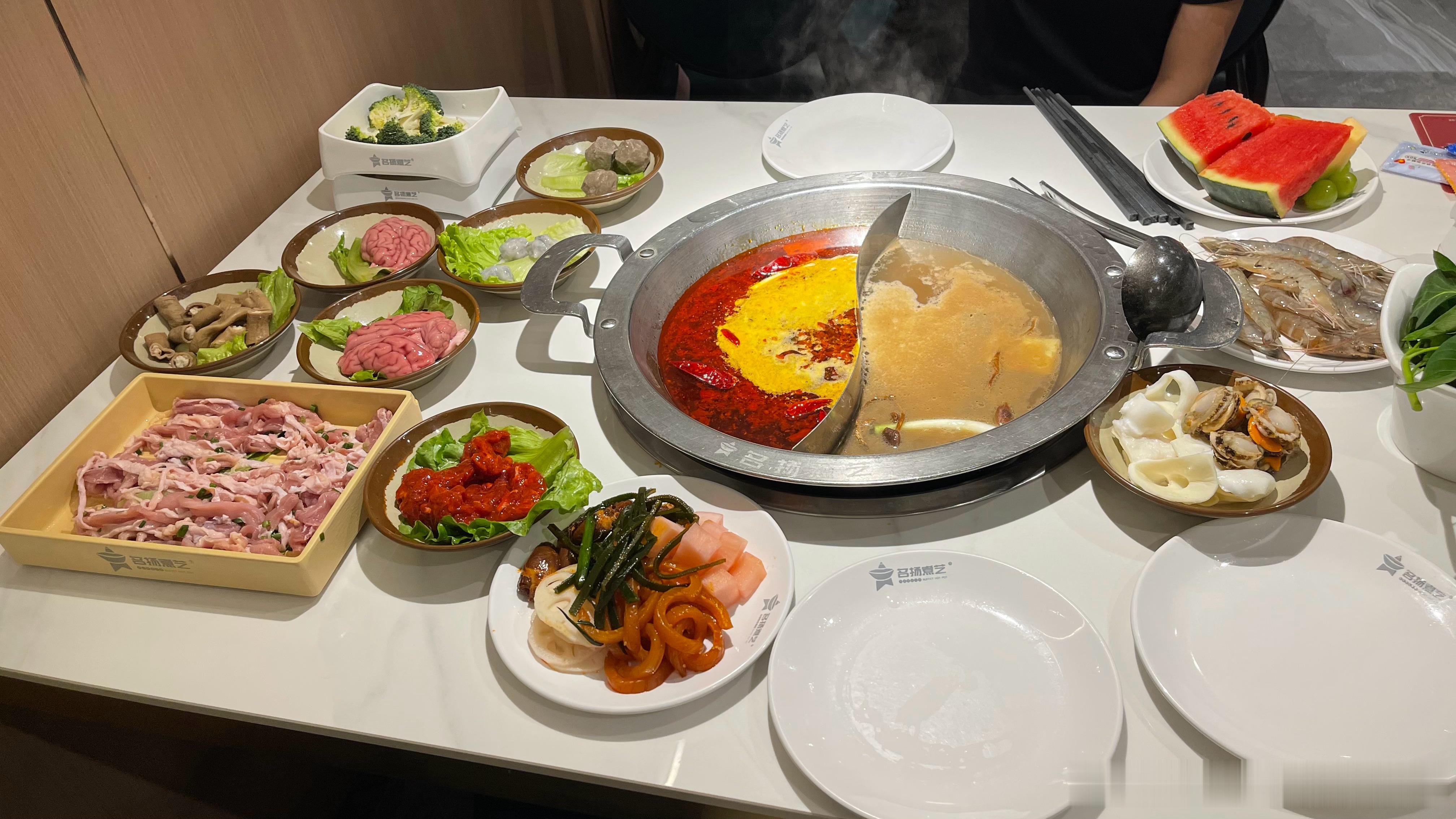继续开吃，待会再早些回去睡个好觉，也是唯有周末才能补回来了！明天开盘川哥又要开始