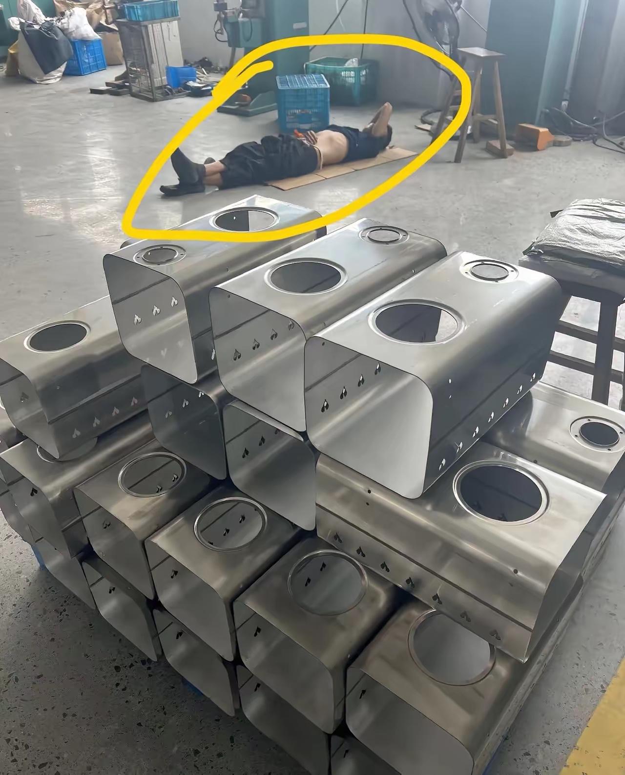 老板多次撞见新员工中午躺在车间地上休息，专门跟员工谈话，明确要求：中午不许在车间