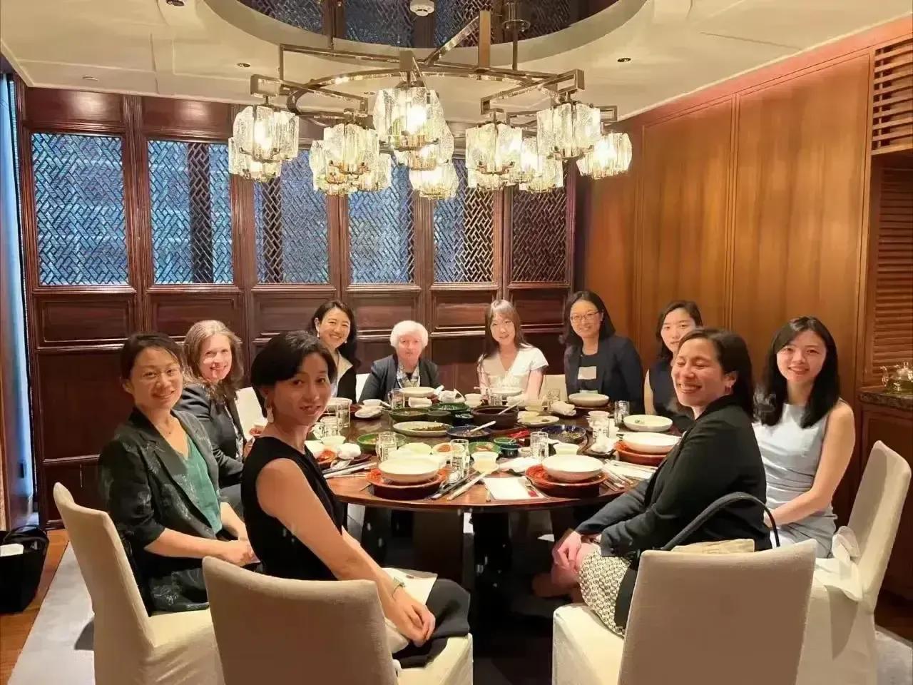 美国财长耶伦老太访华，报道称她会见了图中的这些中国女经济学家。

咱也不知道这些