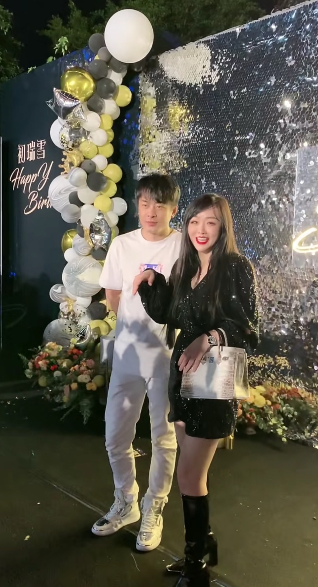 网红辛巴在美国被网友偶遇网友爆料在美国偶遇辛巴和助理处理车祸，还带了一堆美女。这