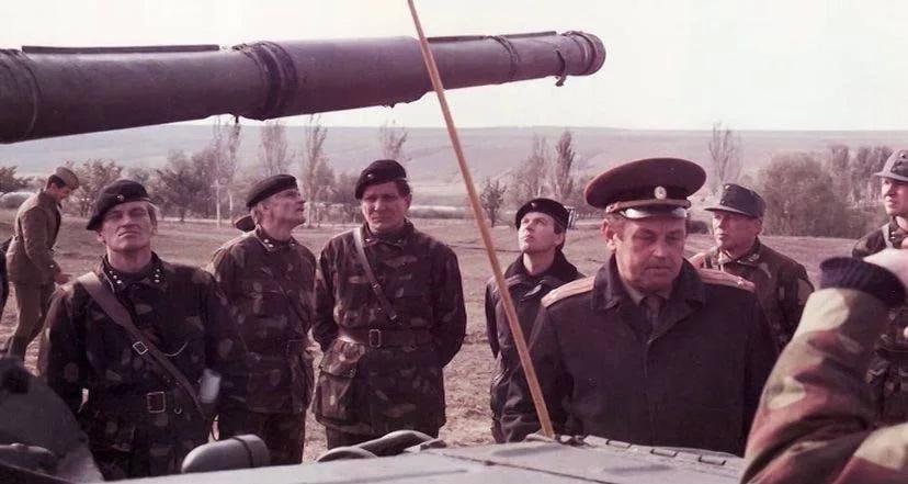 芬兰军官正在参观一辆苏联 T-72 坦克。苏联，1972 年。