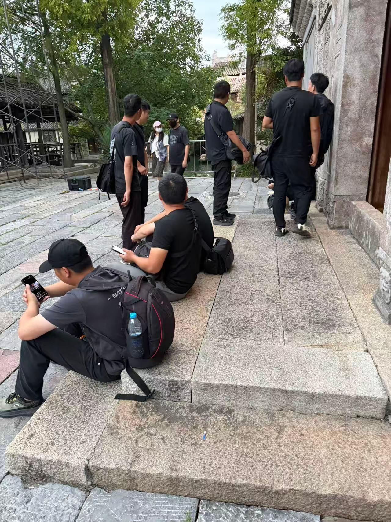 代拍怎么都穿得黑黢黢的[柯基] ​​​