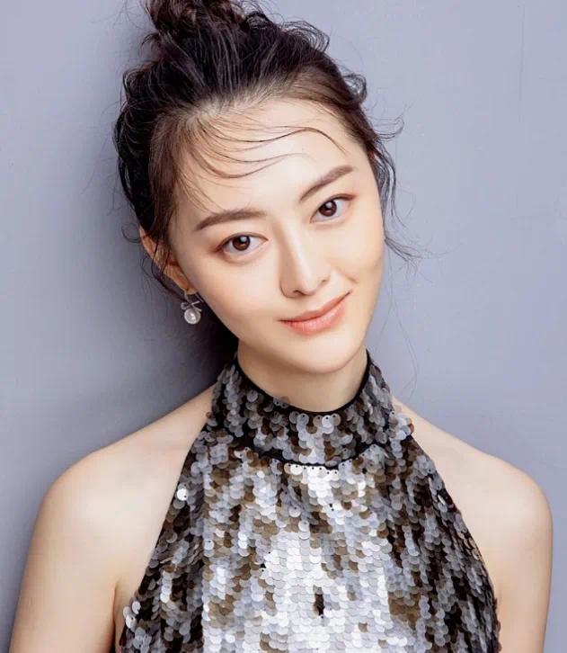 藏了40年的爸爸竟然是陈道明，果然优秀的人从不拼爹！
很多星二代或者富家子女都会