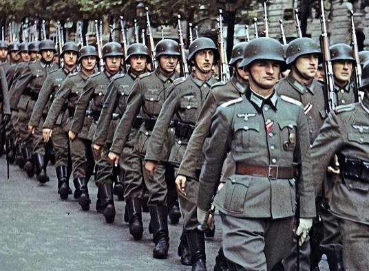 抛开正义与杀戮，二战德国的军服设计可以说相当惊艳。
1931年9月18日，日本对