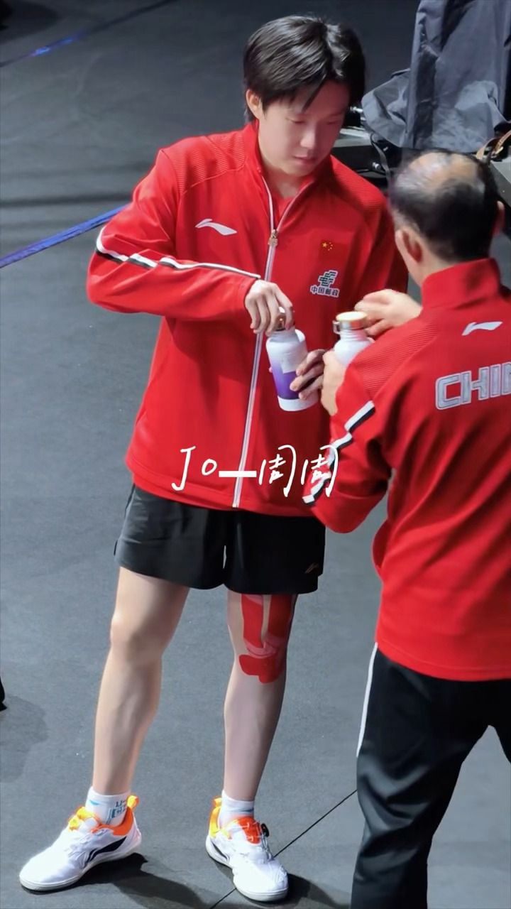 应该是在吐槽水杯打开的声音刺耳听得难受 