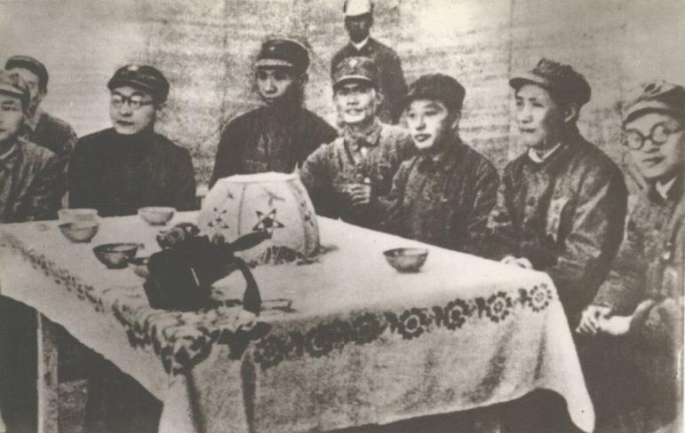 在1938年的一次会议上。前排右起:张闻天、毛泽东、陈绍禹、邓发、刘少奇、王稼祥