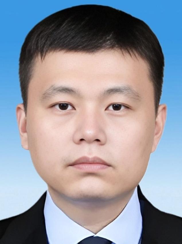 2006年，广东顺德海关的一名普通公务员晚上回到家，悄悄对妻子说：“老婆，我的银