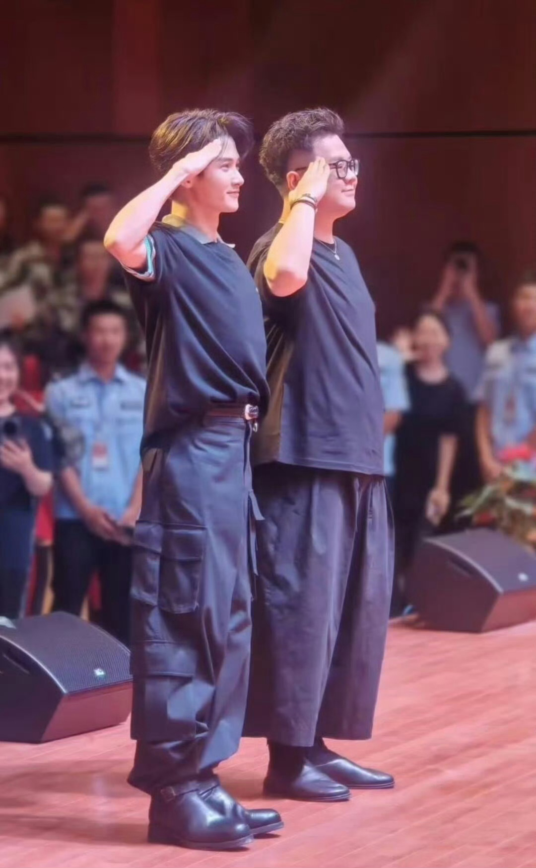 被今天合肥《空枪》路演的照片震感到了羡慕现场的同学们有幸见到亓宏刚细细听他解读关