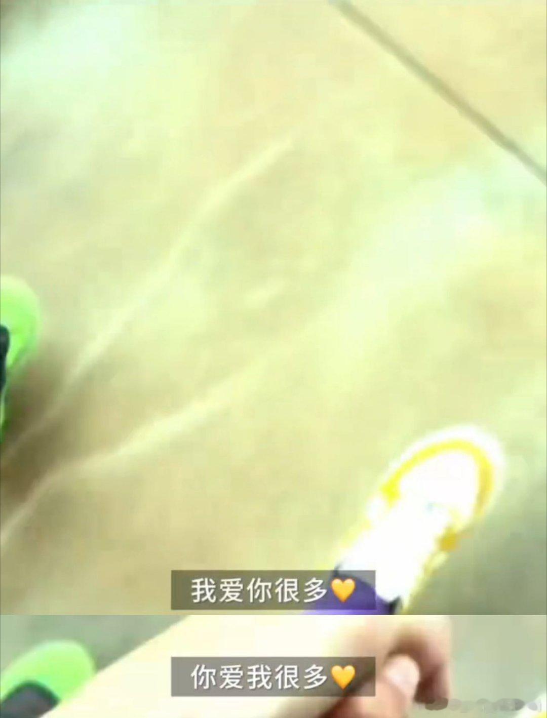 张柏芝对儿子的教育好细节 她和儿子比赛谁爱对方更多，比着比着两个人都笑了。张柏芝