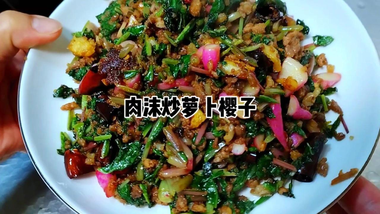 🌟不起眼的萝卜菜，加点肉沫炒一炒，也是道好菜。

1️⃣买新鲜一点的萝卜菜，比