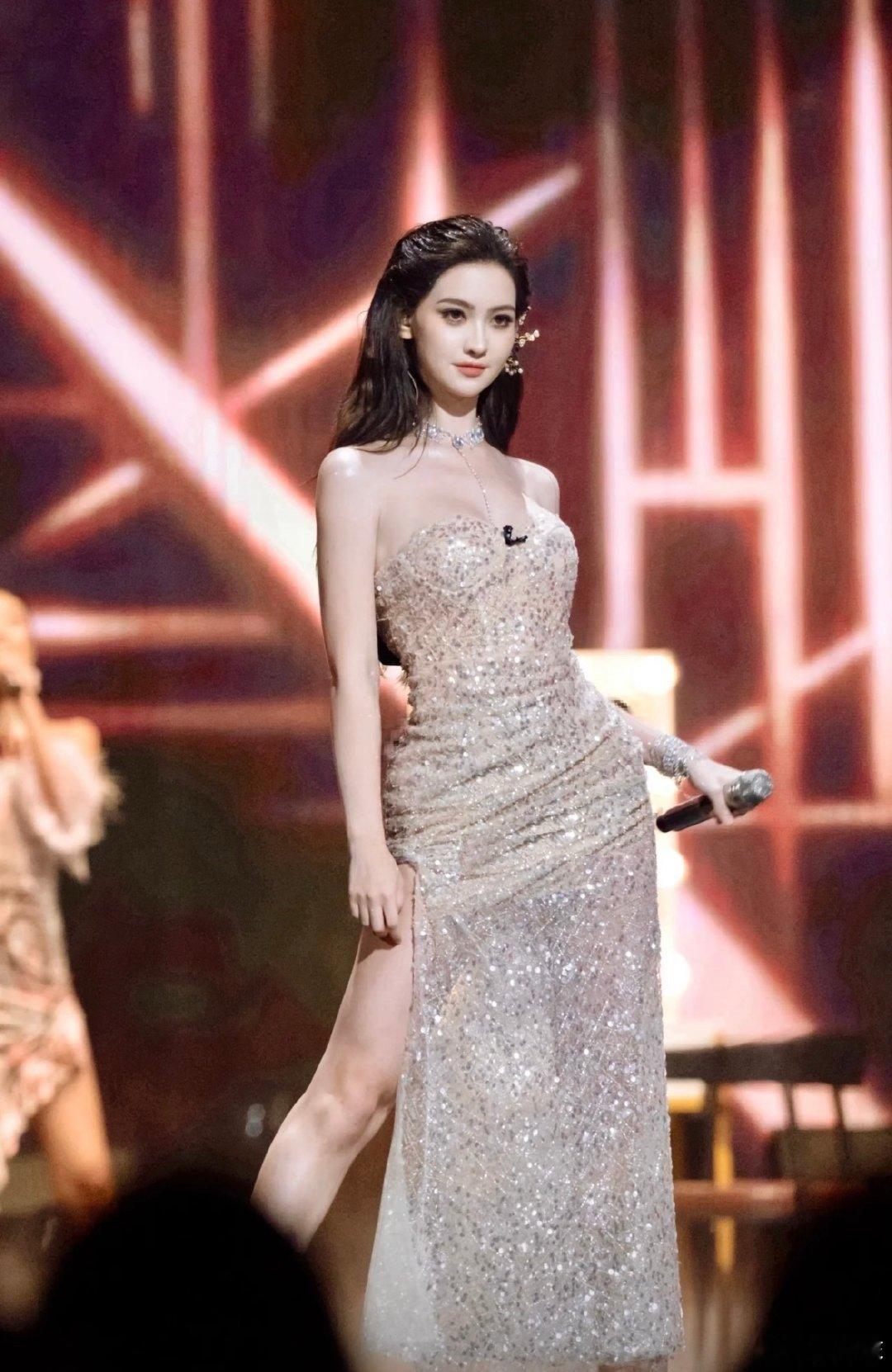 香奈儿陪朋友30分钟坐6次过山车 香奈儿这波操作太牛！和朋友踩点深圳欢乐谷，在关