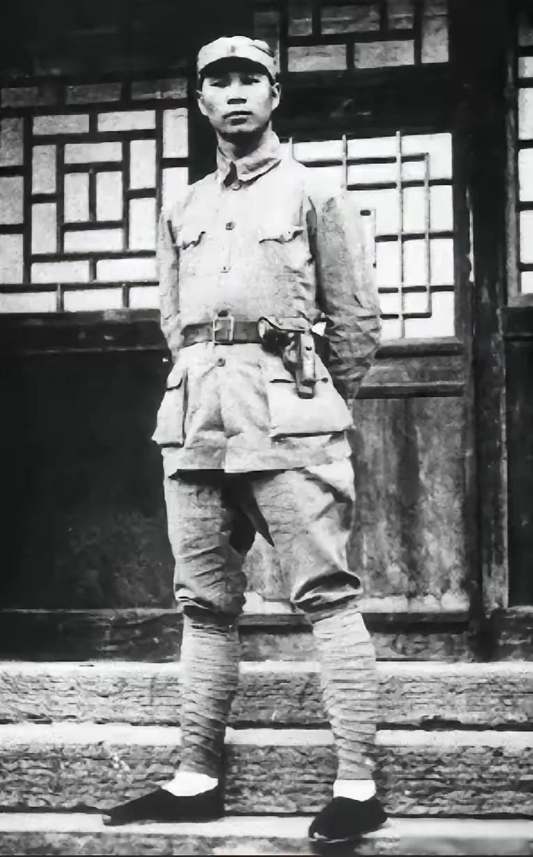 1937年涞源的冬天来得早，杨成武穿着满是补丁的棉衣，站在师部账房前，炊事班长把