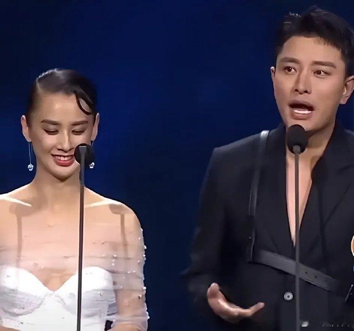 天呐，这是什么设计？贾乃亮的裤带系到了胸部，黄圣依的抹胸衣掉到下面。。。 ​ ​