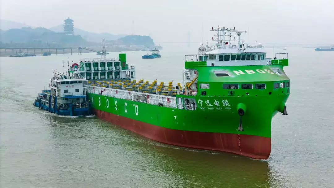 中国首艘世界最大纯电动智能集装箱海船交付鲲跃蓝海 电启零碳！现在国际环境下很显然