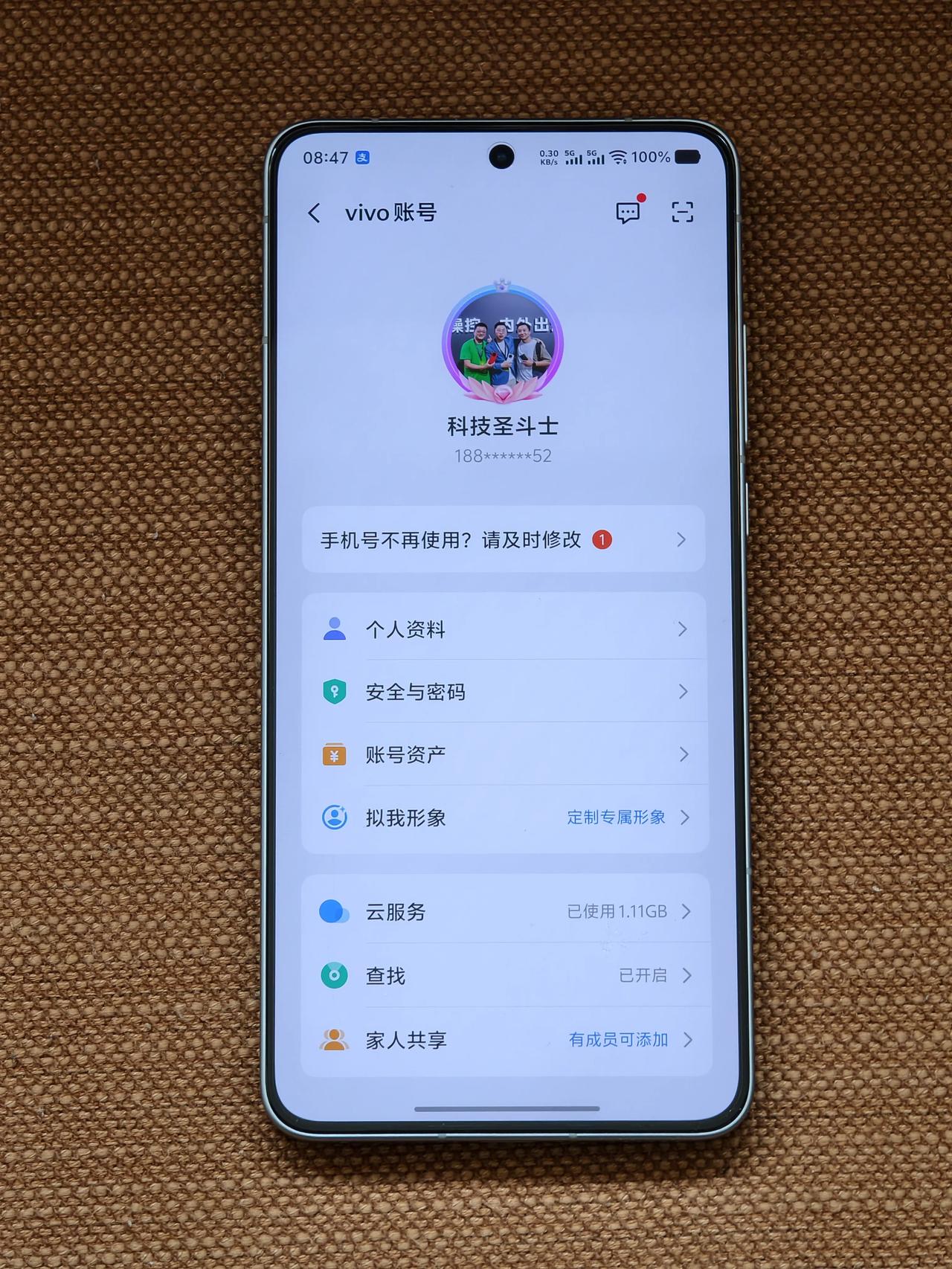 iQOO15T要来了，背面设计和iOOO 15 Ultra 的风格很像，悬浮式的