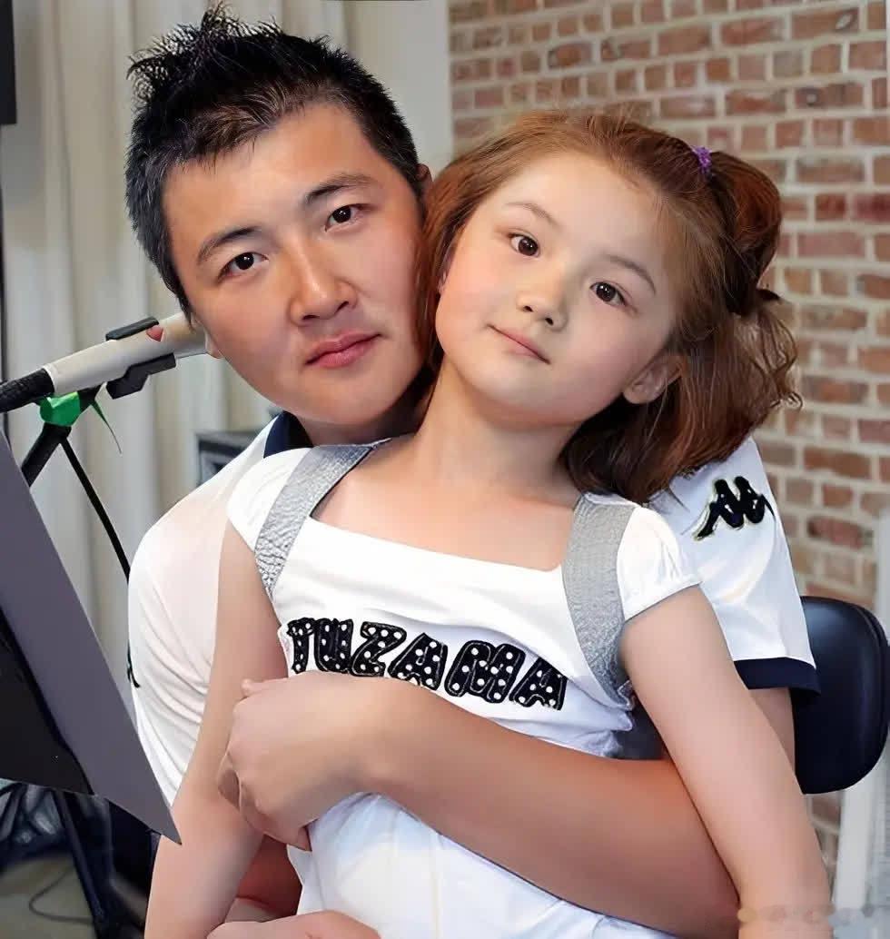 抛弃同居11年的初恋女友辛欣，闪婚小品演员买红妹，却在妻子生下二胎儿子后离婚，转