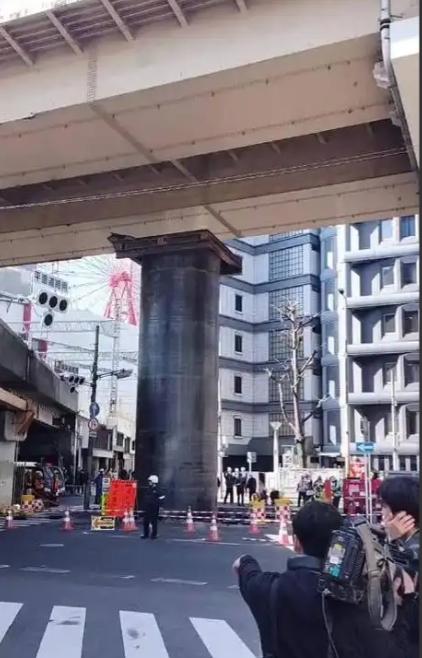 日本的“耻辱柱”自己从地下长出来了。3月11号，日本举国上下正忙着祭奠大地震15