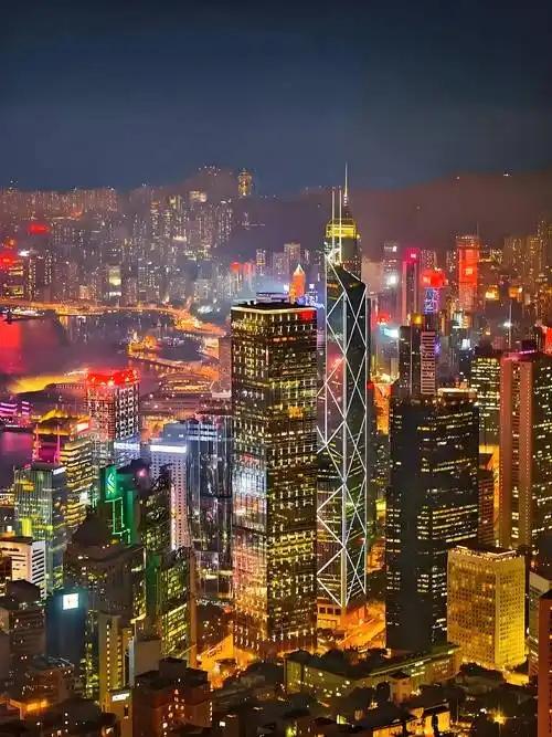 很多人一直有个误解，觉得香港财政能独立运转，是因为“中央不管它”。其实恰恰相反，