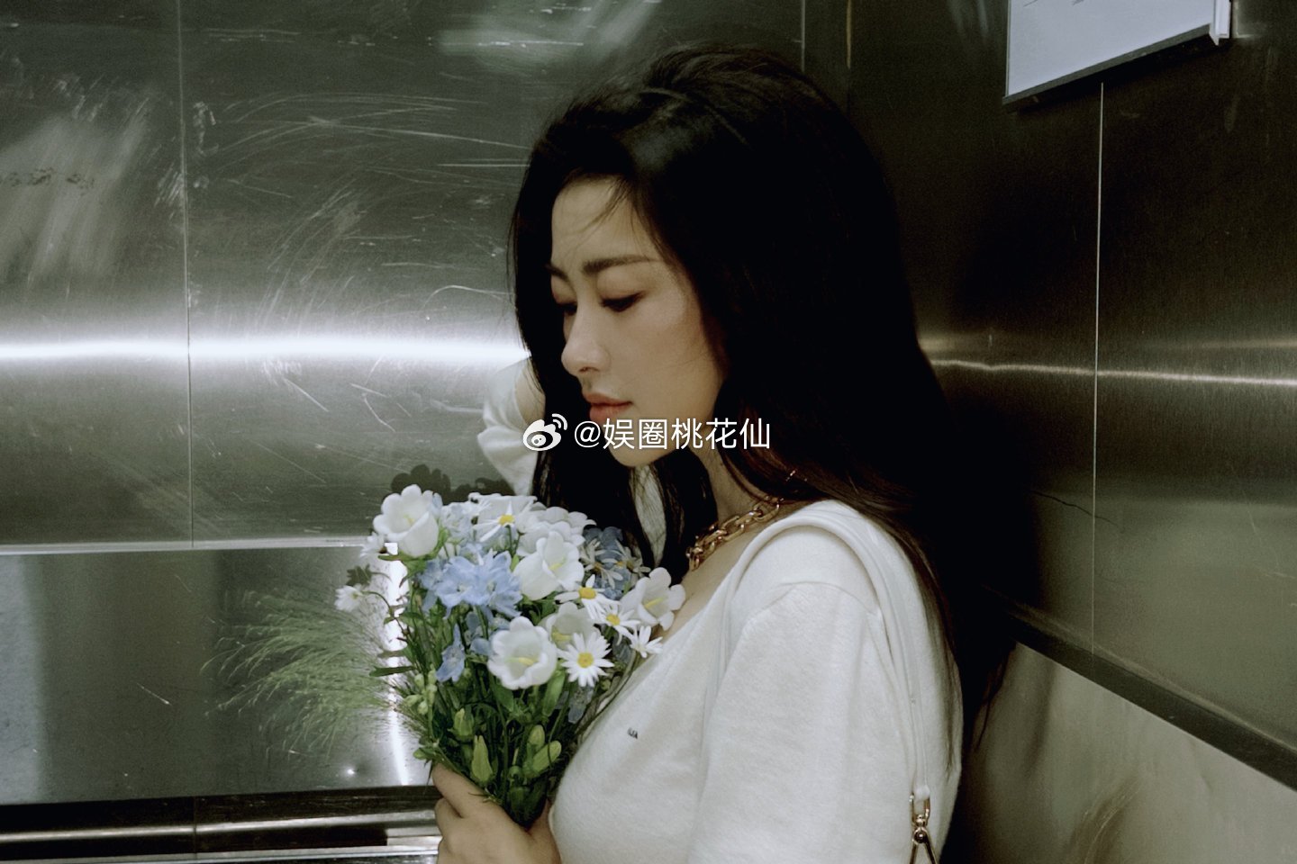 朱珠捧花回眸 谁被朱珠的捧花回眸戳中了？鲜花衬着笑意，回眸时眼波流转，既有优雅从