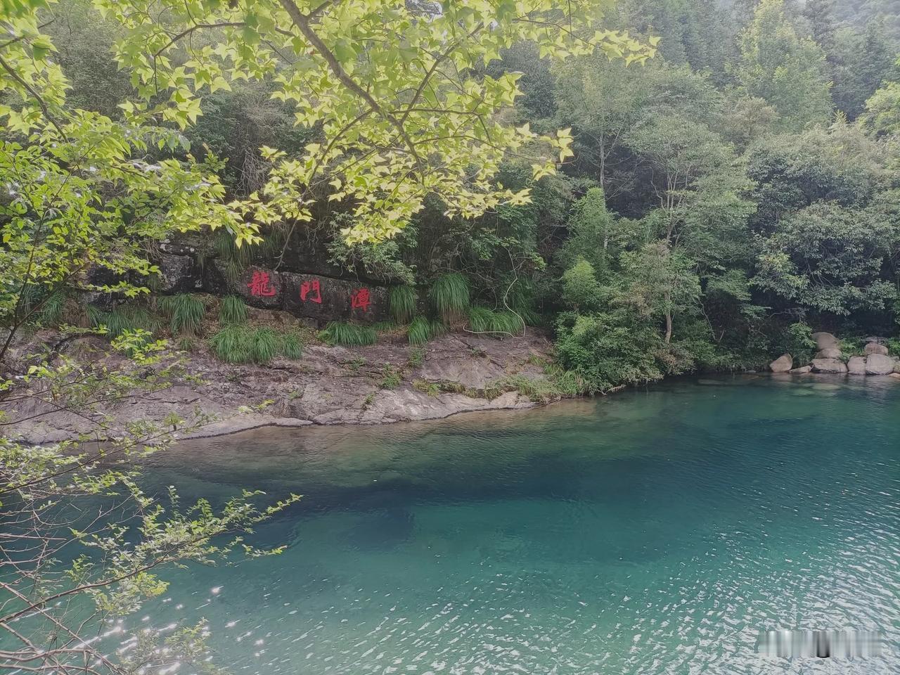 那可真是个绝美的地方，被称为安徽的“九寨沟”。

潭水碧绿清澈，就像一块巨大的翡