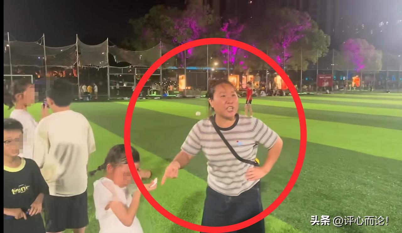 江苏｜孩子横穿足球场被说就哭，女子无理取闹引发围观。足球场的功能就是踢球用，有人