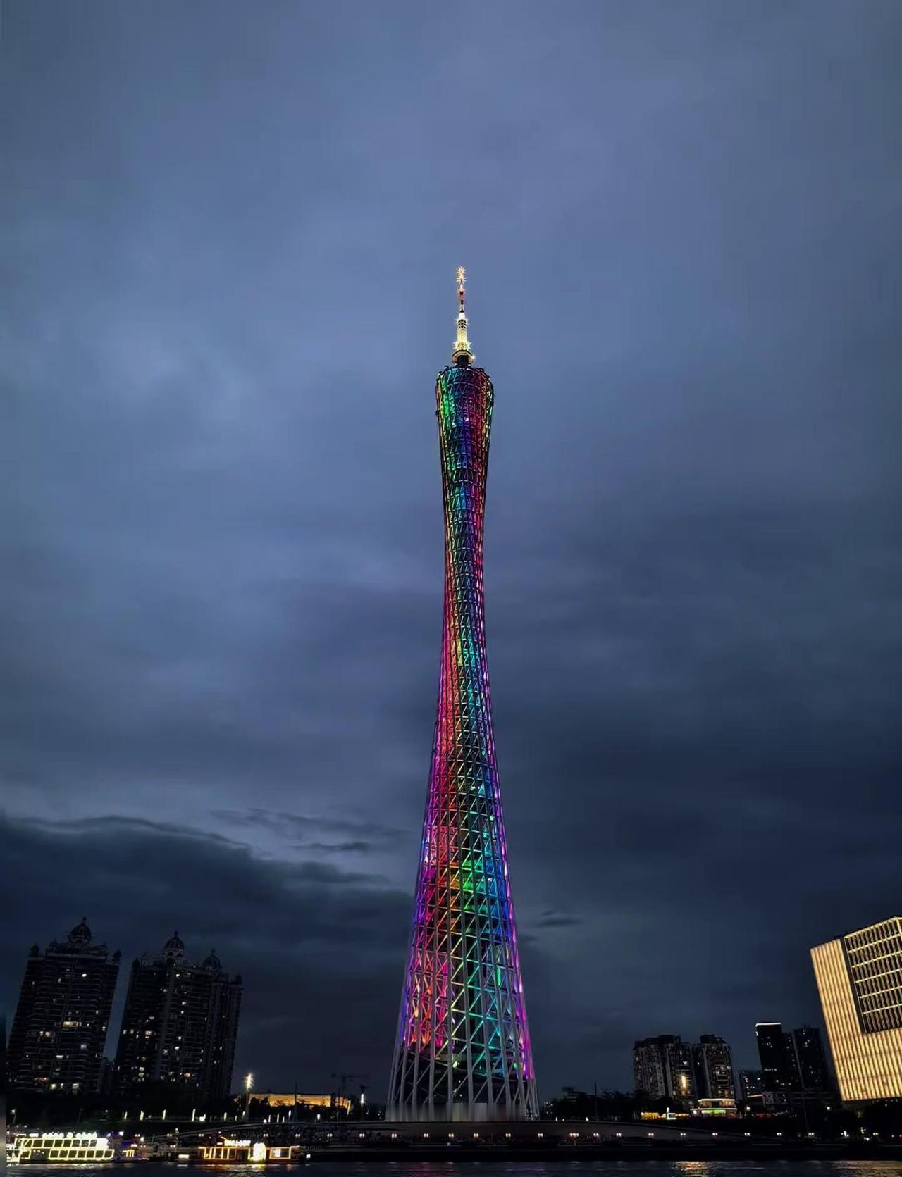 灯影流转，腰肢婉转，广州的夜从不缺浪漫。